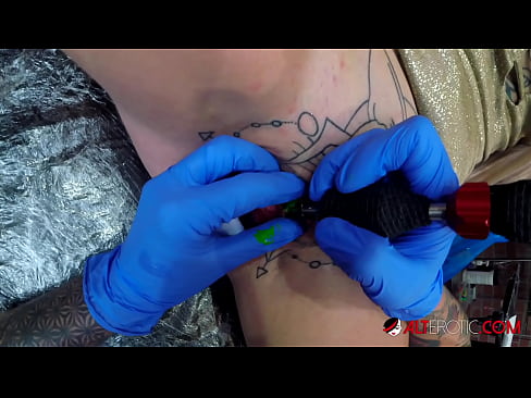 ❤️ Extremadamente tatuado hottie Sully Savage consiguió un tatuaje en su clítoris ❤❌ Video de porno en es.dreamlandpassionjourney.ru ❌️❤️❤️❤️❤️❤️❤️❤️